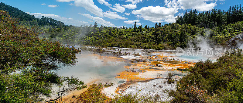 Orakei Korako地热公园和洞穴隐藏山谷，陶波，新西兰